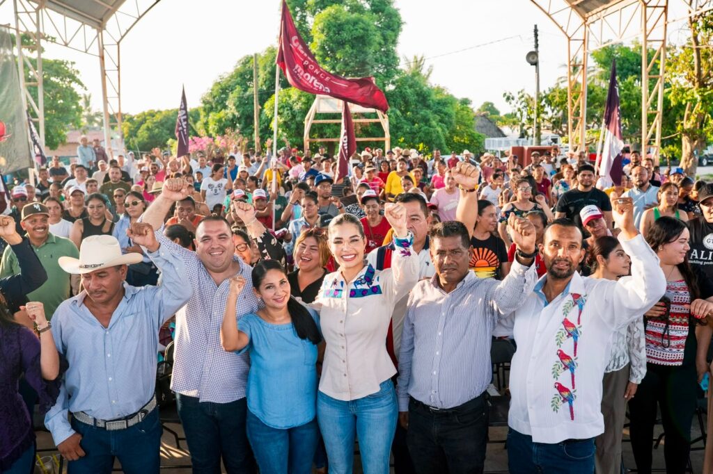 Geraldine Ponce acompañada por habitantes durante un recorrido por Nayarit