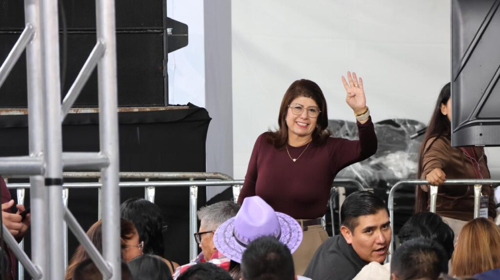 Mariela Gutiérrez saluda durante una gira de la presidenta Claudia Sheinbaum en el Estado de México