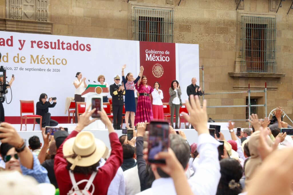 Claudia Sheinbaum saluda desde el templete, acompañada de autoridades, ante asistentes al Zócalo.