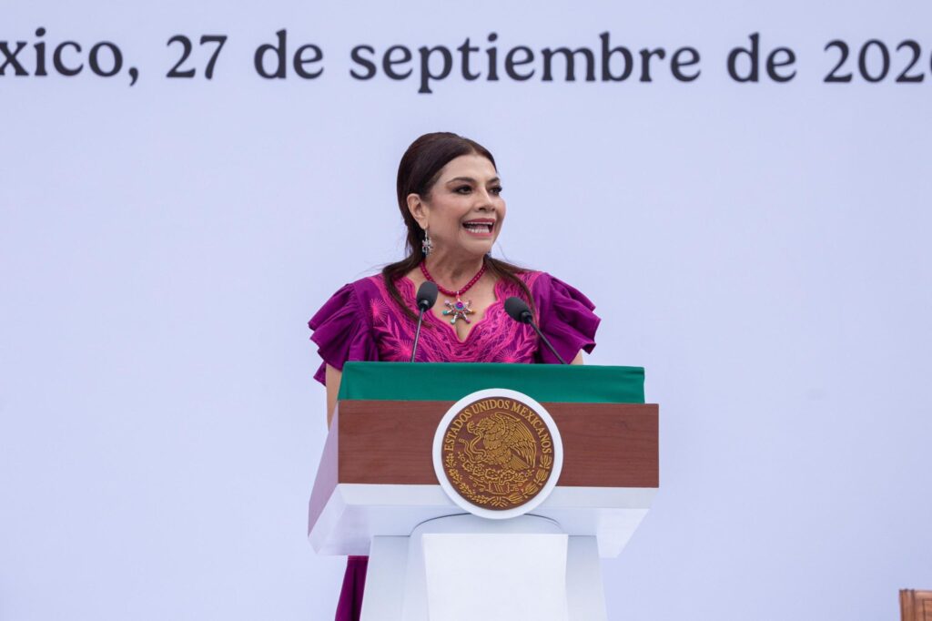 Clara Brugada habla desde el atril presidencial durante la bienvenida a Claudia Sheinbaum en el Zócalo.